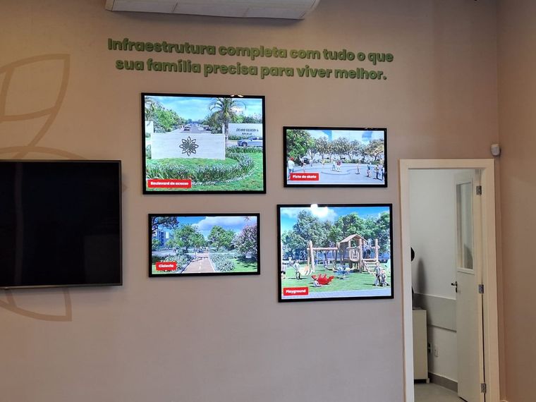 Displays personalizados instalados em parede de stand de vendas imobiliário