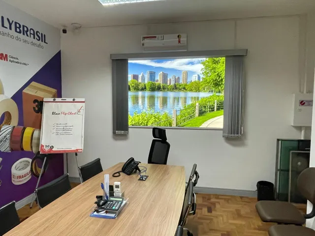 Sala de reunião da Polybrasil com janela retroiluminada simulando vista de parque