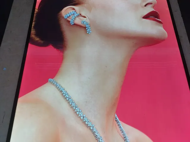 Painel iluminado backlight de grande formato produzido para campanha da Vivara