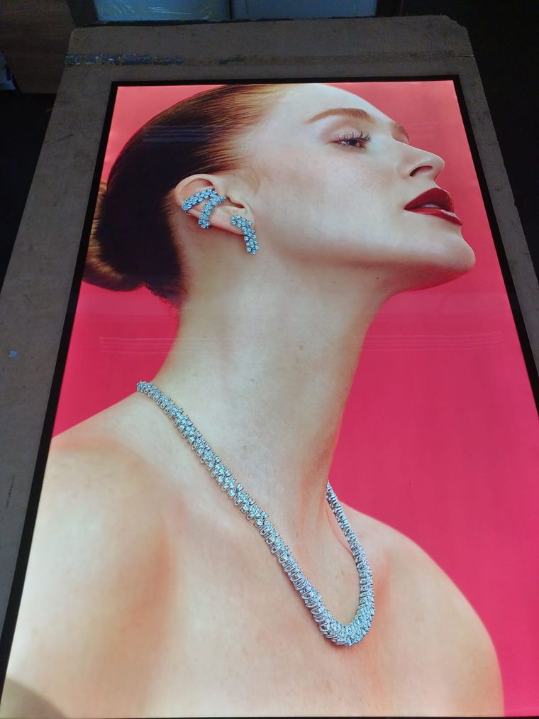 Painel iluminado backlight de grande formato produzido para campanha da Vivara