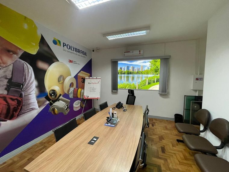 Parede corporativa revestida com impressão personalizada da marca Polybrasil, produzida pela Insight Displays