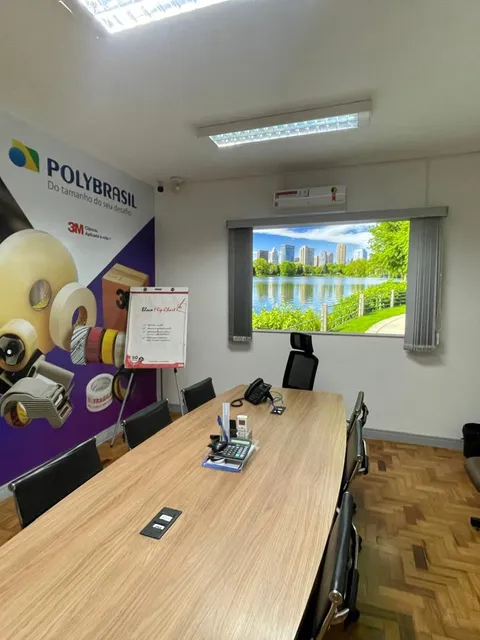 Sala de reunião revestida com comunicação visual personalizada da Polybrasil