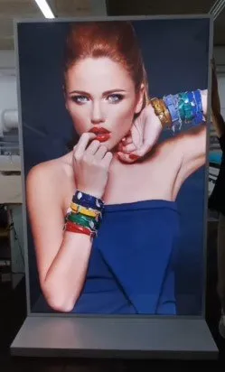 Totem iluminado de piso com painel backlight exibindo campanha de joias