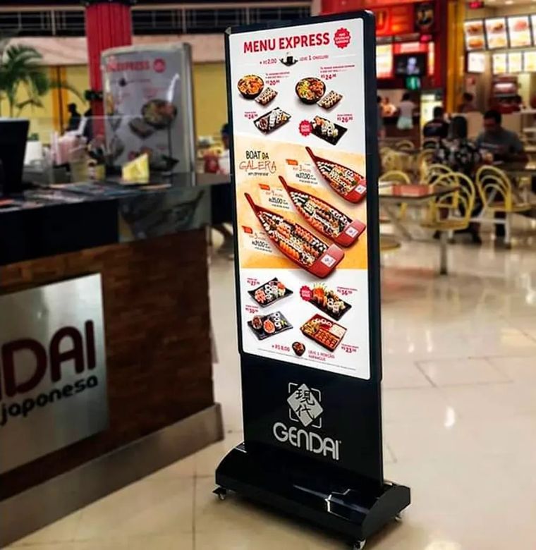 Totem publicitário com menu do restaurante Gendai em praça de alimentação de shopping