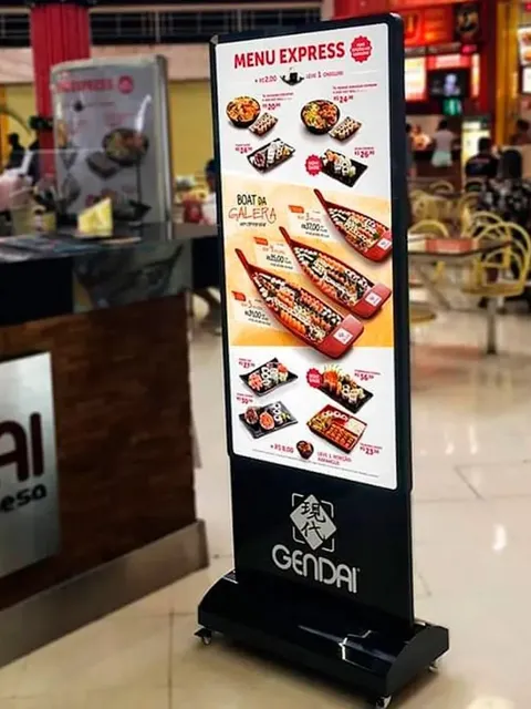 Totem publicitário com menu do restaurante Gendai em praça de alimentação de shopping
