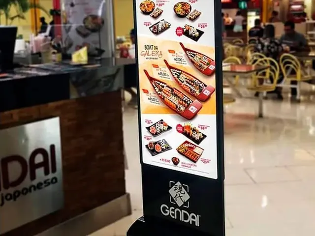 Totem publicitário com menu do restaurante Gendai em praça de alimentação de shopping