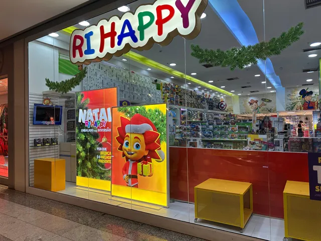 Vitrine da loja Ri Happy com displays e painéis personalizados de Natal