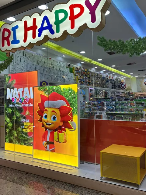 Vitrine temática de Natal da Ri Happy com displays iluminados